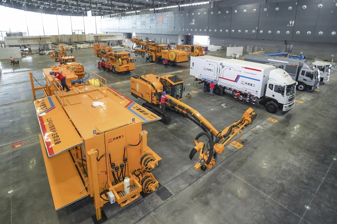 （ 5月16日，长沙国际会展中心，来自铁建重工的部分装备已摆放到位，工作人员对装备进行调试。记者 辜鹏博 曹娴 摄）