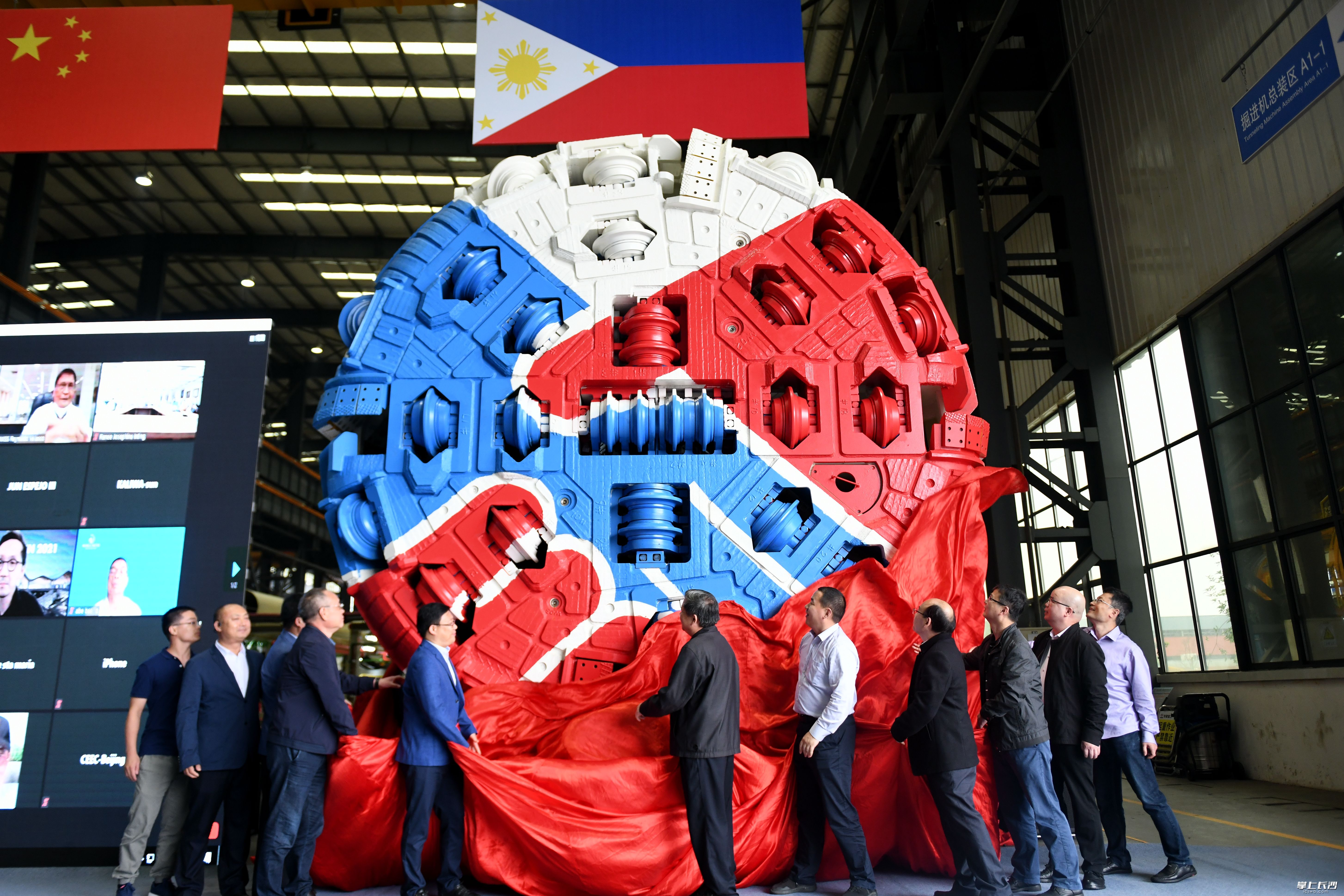 5月18日，在中国铁建重工集团长沙第二产业园，开挖直径为4.8米的岩石隧道掘进机（TBM）首次出口菲律宾。这是我国研制的具有完全自主知识产权的岩石隧道掘进机（TBM）首次出口菲律宾。