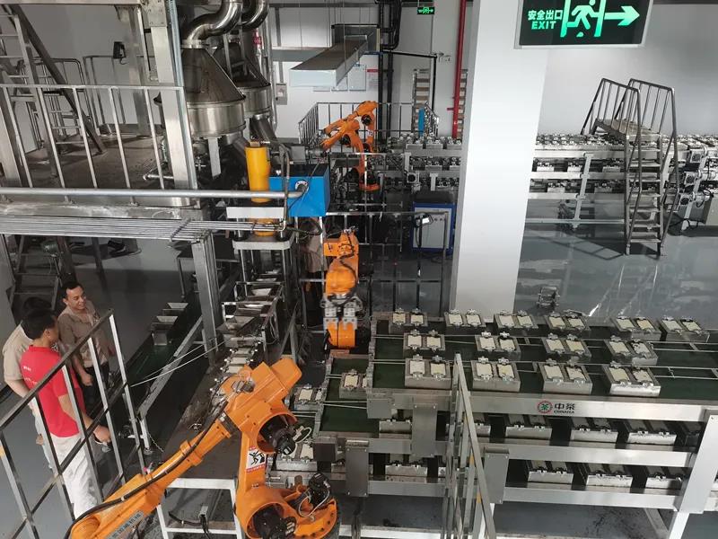 安化茶厂引进自动化生产线和智能机器人。