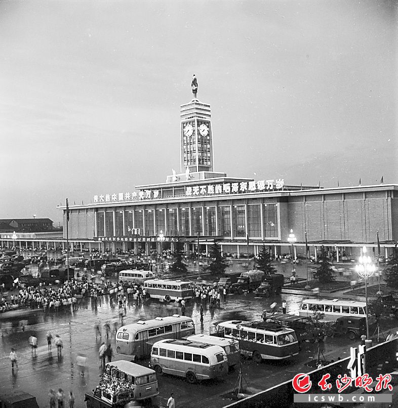 1977年6月30日，长沙火车站落成开站。当晚8时，广场开启了夜景灯带，从那时起，钟楼、火炬成了长沙人的记忆。钟友援 摄