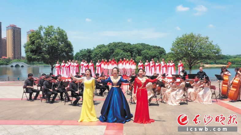 长沙庆祝建党100周年“大江大河交响季 百里画廊百年歌”系列文化行动走进宁乡市，悠扬熟悉的旋律被赋予了新时代的激情。