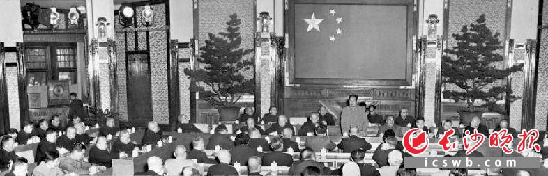 1956年5月2日，“百花齐放、百家争鸣”方针在最高国务会议第七次会议上被正式提出。