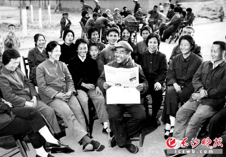 1978年12月，咸阳纺织工人们组织学习十一届三中全会精神。
