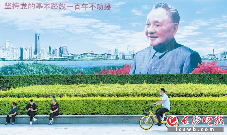 深圳荔枝公园东南出口的邓小平巨幅画像。