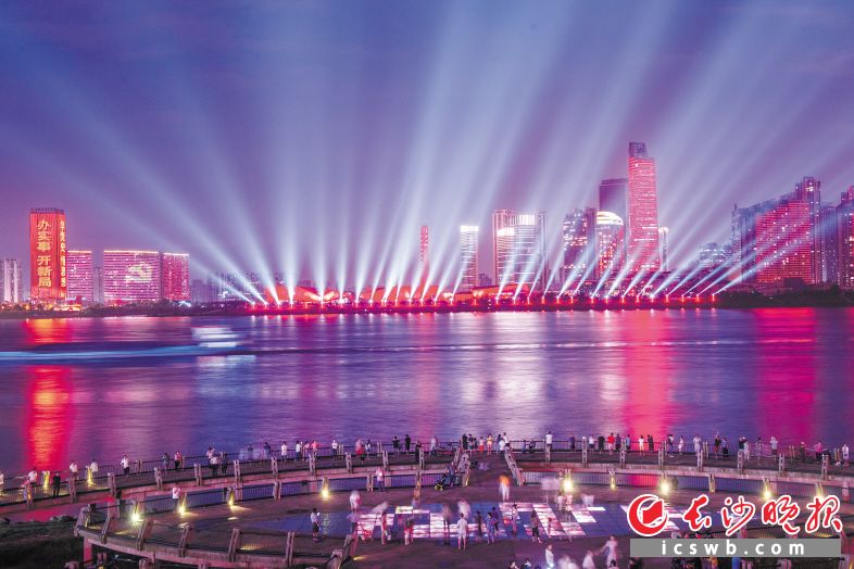 滨江文化园三馆一厅，灵动的灯光点亮了城市的夜空，众多市民在湘江西岸的休闲广场赏灯纳凉，尽享城市繁华。