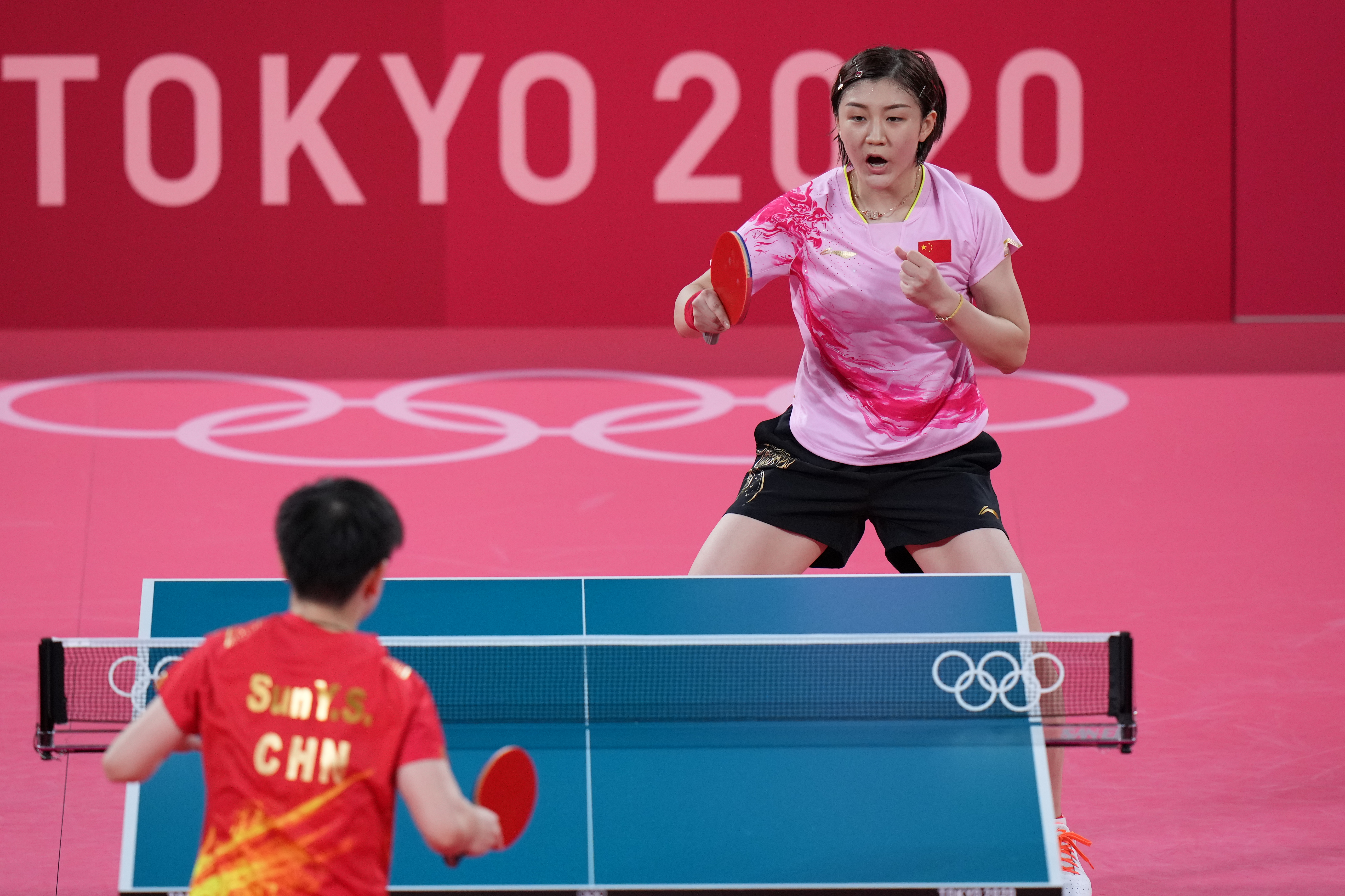 7月29日，陈梦（上）和孙颖莎在比赛中。 新华社记者 吕小炜 摄