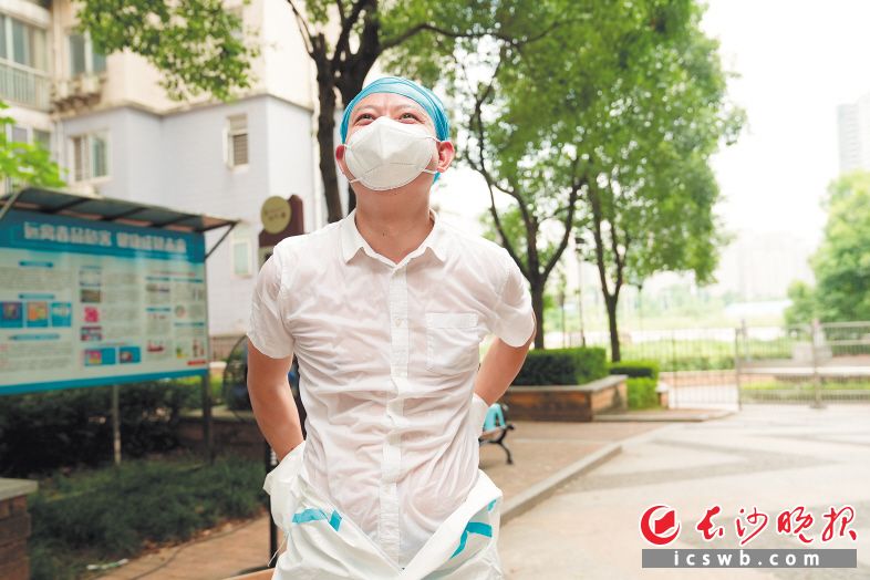 宁乡市人民医院一位抗疫医务人员下班后解开防护服，全身已经被汗水湿透。