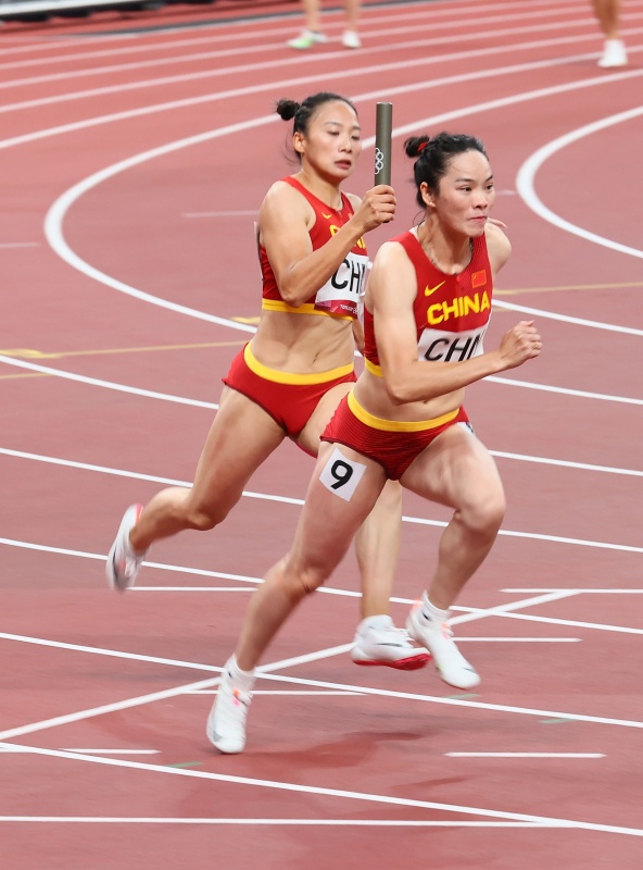 8月6日，中国队队员韦永丽（右）、黄瑰芬在比赛中。新华社记者 兰红光 摄