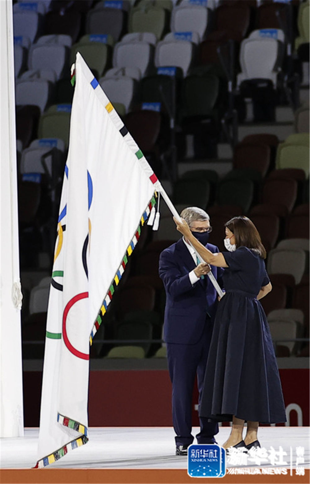 这是国际奥委会主席巴赫在闭幕式会旗交接仪式上将奥林匹克会旗交给巴黎市长伊达尔戈（8月8日摄）。新华社记者 王丽莉 摄