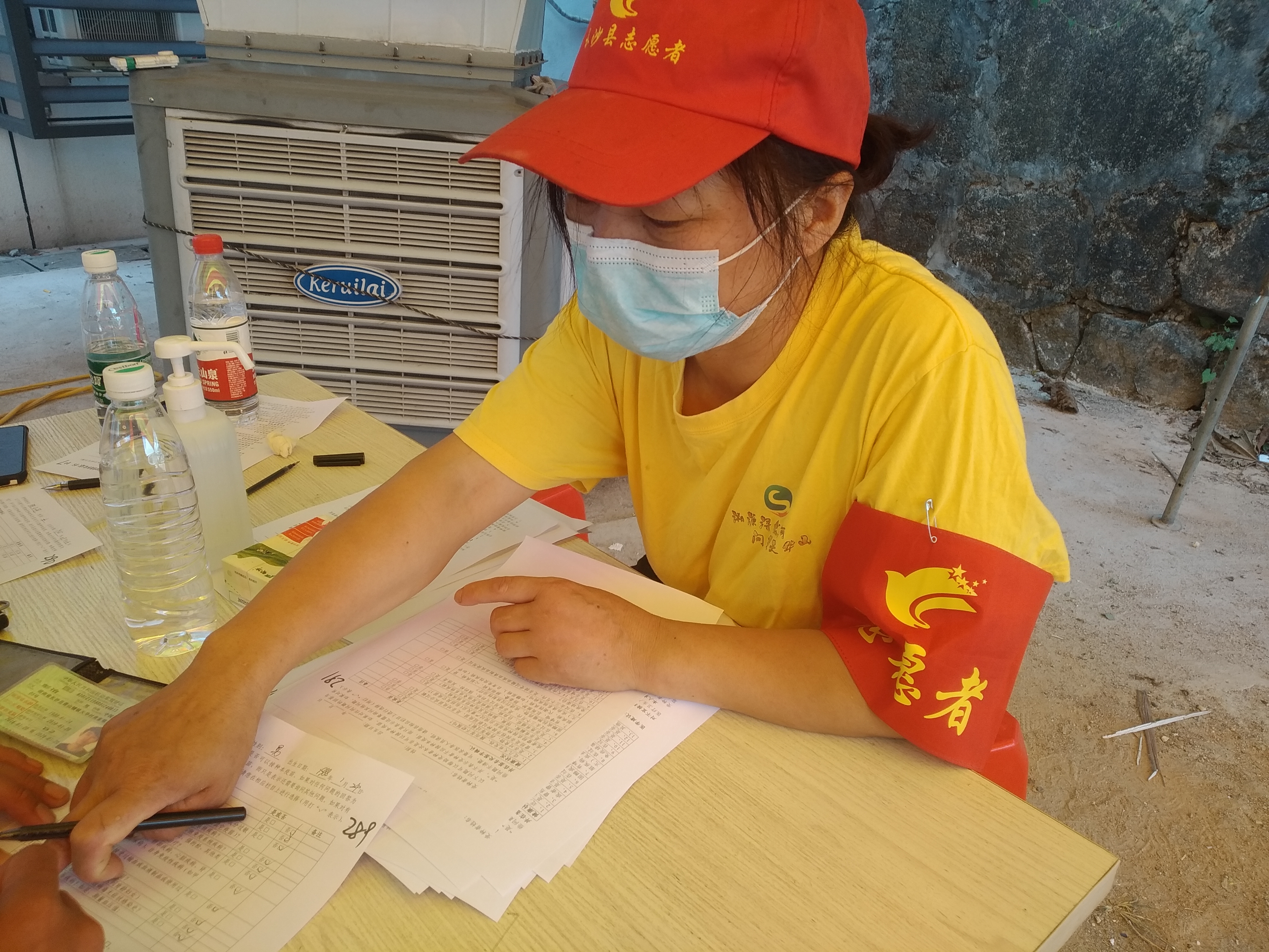 疫情突袭，长沙县青山铺镇的熊壮又冲在战“疫”一线，第一个报名参与社区志愿服务。