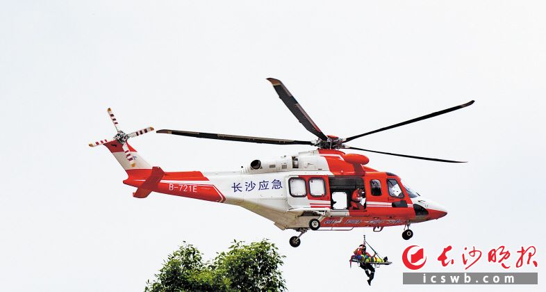 　在一次消防演练中，长沙应急直升机高空施救，帮伤员快速进行转移。长沙晚报全媒体记者 邹麟 摄