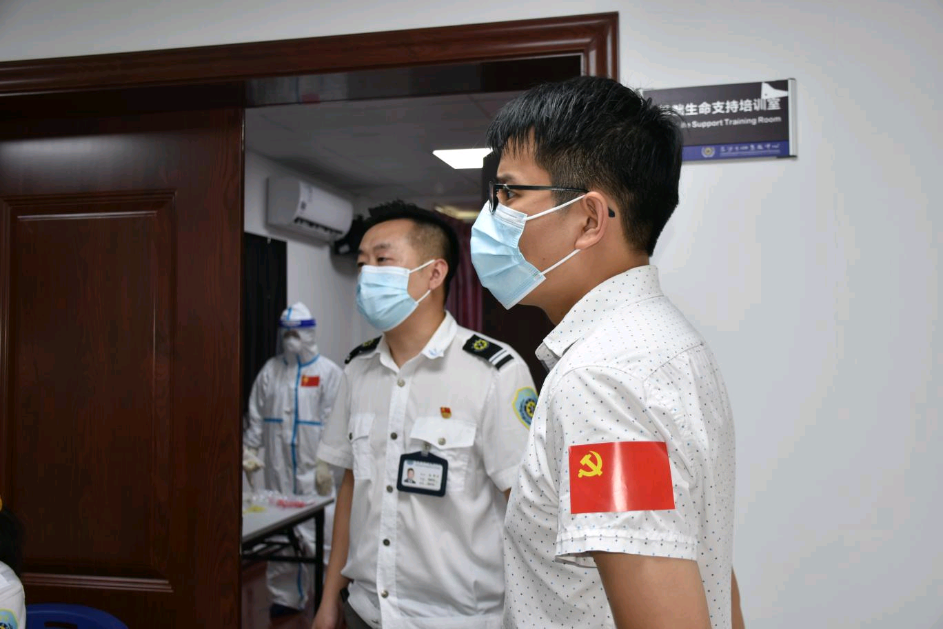 刘科宇（右一）在指导防疫培训。通讯员 彭甜 摄