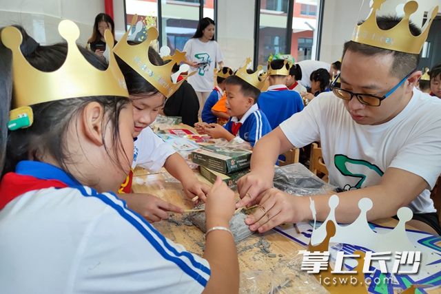 9月7日，草花互动成立7周年，到浏阳市文家市镇楼前完全小学举行特别的生日会。