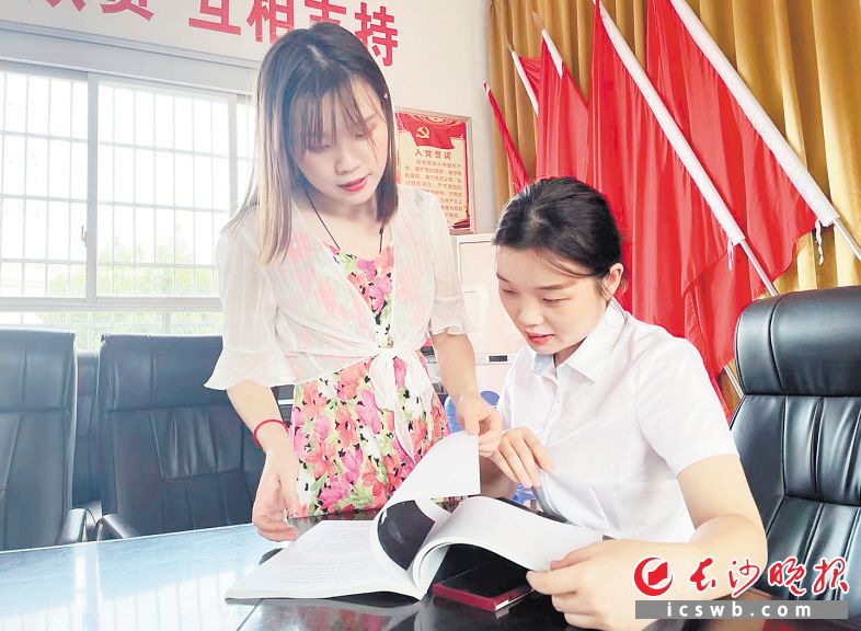 彭文静（左）和彭文雅姐妹俩常在一起研究学习农村孩子的教育问题。长沙晚报通讯员 吴兰波 摄