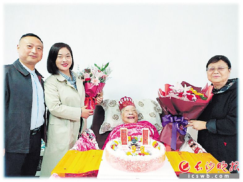 李迪平夫妇陪外婆过生日。