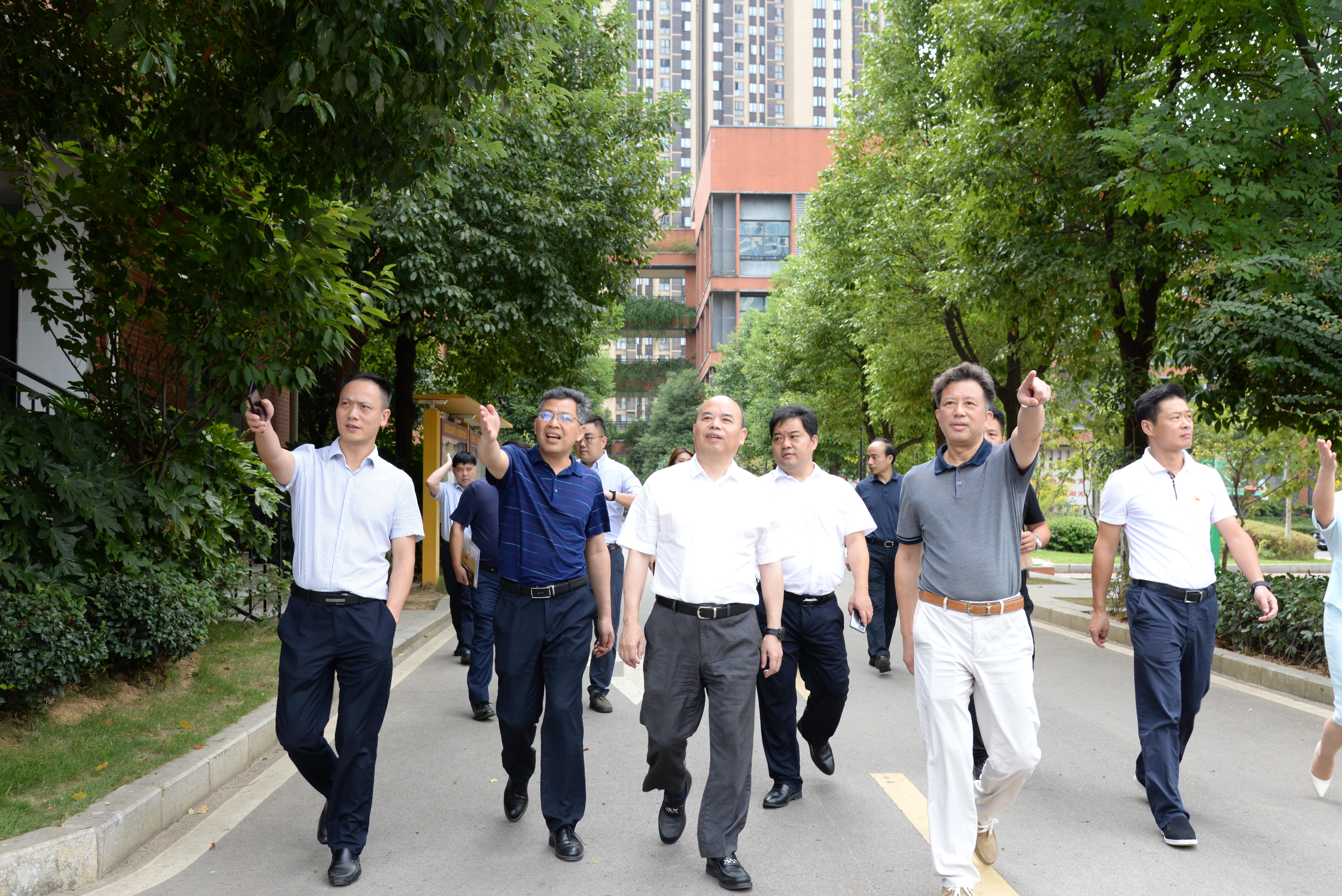 9月7日，长沙高新区管委会主任郭力夫（前排右二）一行前往学校看望慰问教师。周秋燕 摄