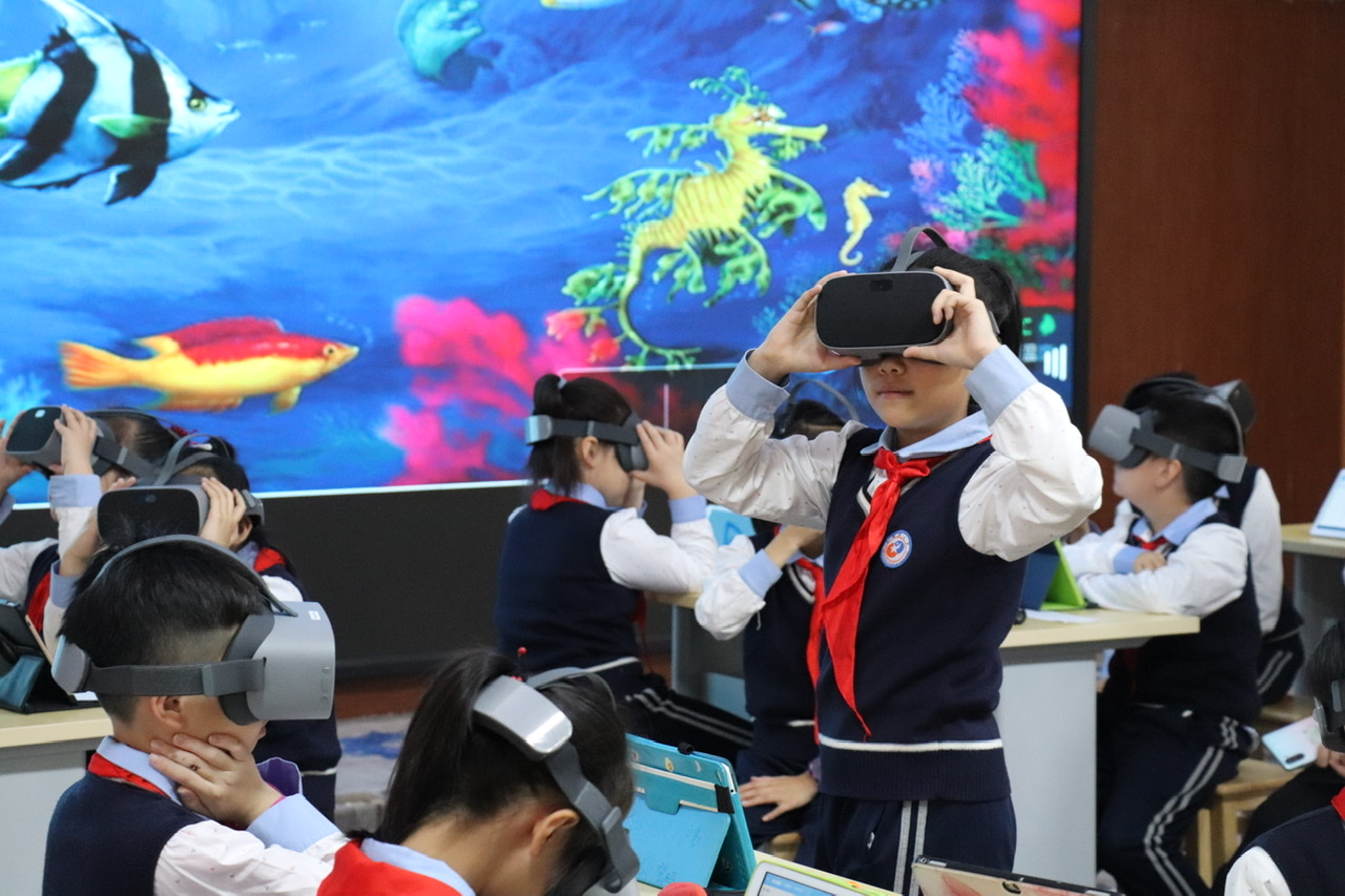 雨花区学生在VR超感教室里上课。  均为长沙晚报通讯员雷冀摄
