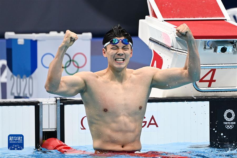 2021年7月30日，汪顺在东京奥运会游泳男子200米个人混合泳决赛夺冠后庆祝。新华社记者 杜宇 摄