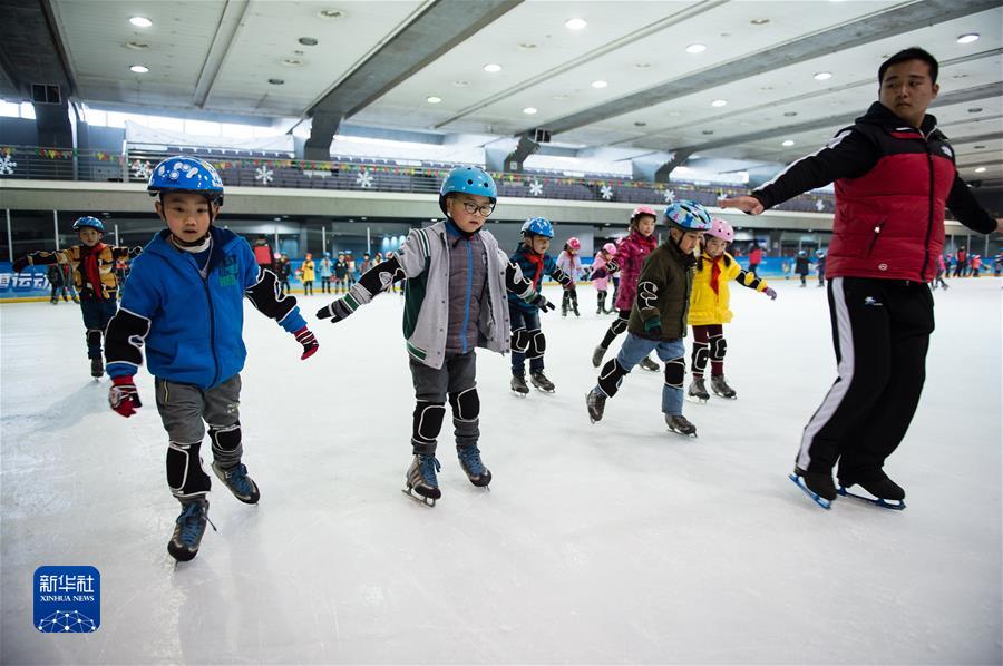2017年3月7日，小学生在南京奥体中心冰场进行校本课程学习。新华社记者 李响 摄
