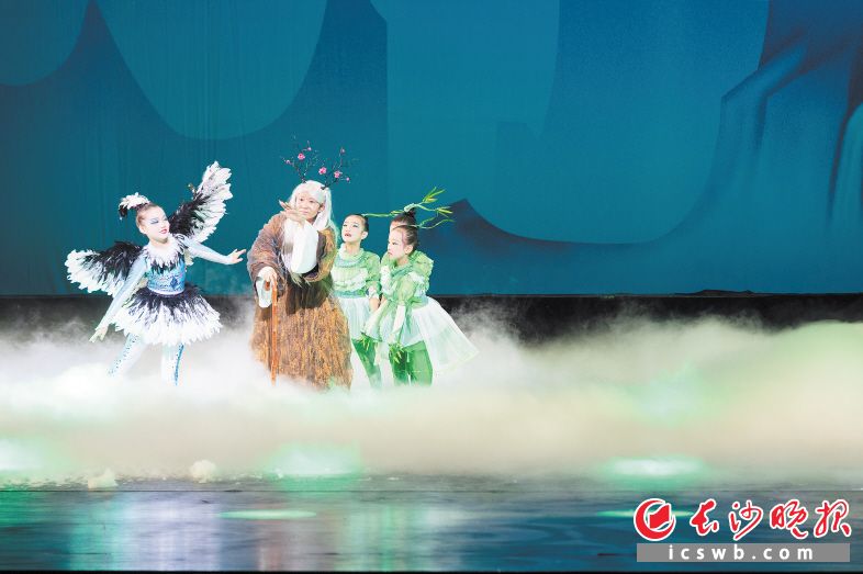 9月15日晚，长沙市实验小学学生在梅溪湖大剧院表演少儿舞蹈剧《梅花仙子》。长沙晚报全媒体记者 董阳 摄
