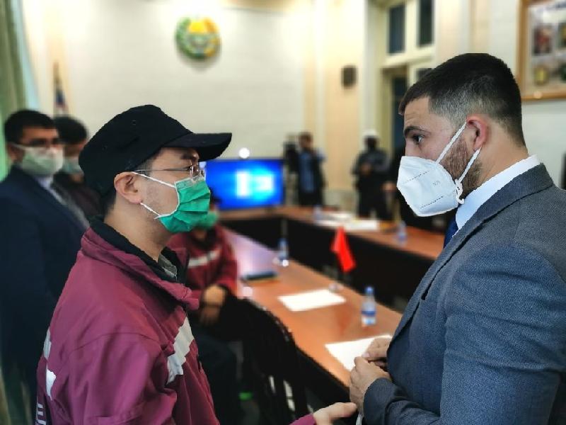 2020年4月20日，在乌兹别克斯坦费尔干纳州，肯热巴耶夫（右）与中国政府联合医疗工作组成员交流。