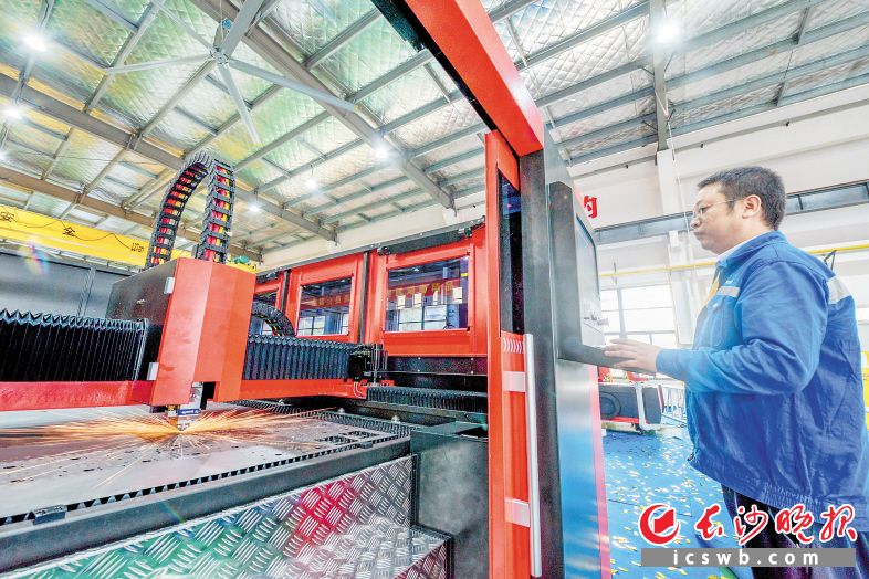 湖南大族智能装备制造基地的生产车间里，产业工人加紧对激光加工设备进行调试。