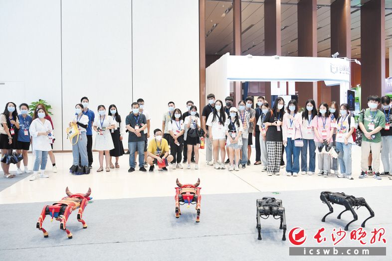 　2021世界计算大会机器狗、AI机器人等展区，不少观众驻足观看机器牛、机器狗的精彩表演。均为长沙晚报全媒体记者 黄启晴 摄