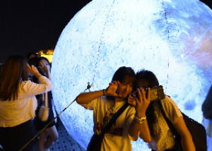 组图｜网红长沙人气依旧 市民游客打卡“大月亮”
