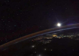 中秋“特殊礼物”，这是航天员在空间站拍摄的月亮