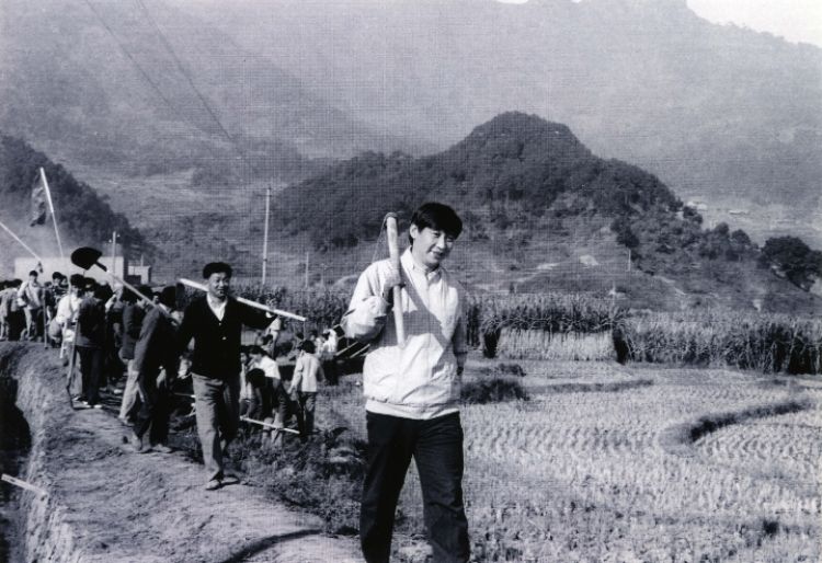 1989年12月2日，时任中共宁德地委书记的习近平带领地直机关千余名干部到宁德县南漈水利工地参加清沟排障修整水渠劳动。