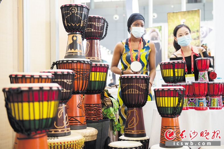 琳琅满目的非洲当地特色产品吸引不少观展观众的目光。