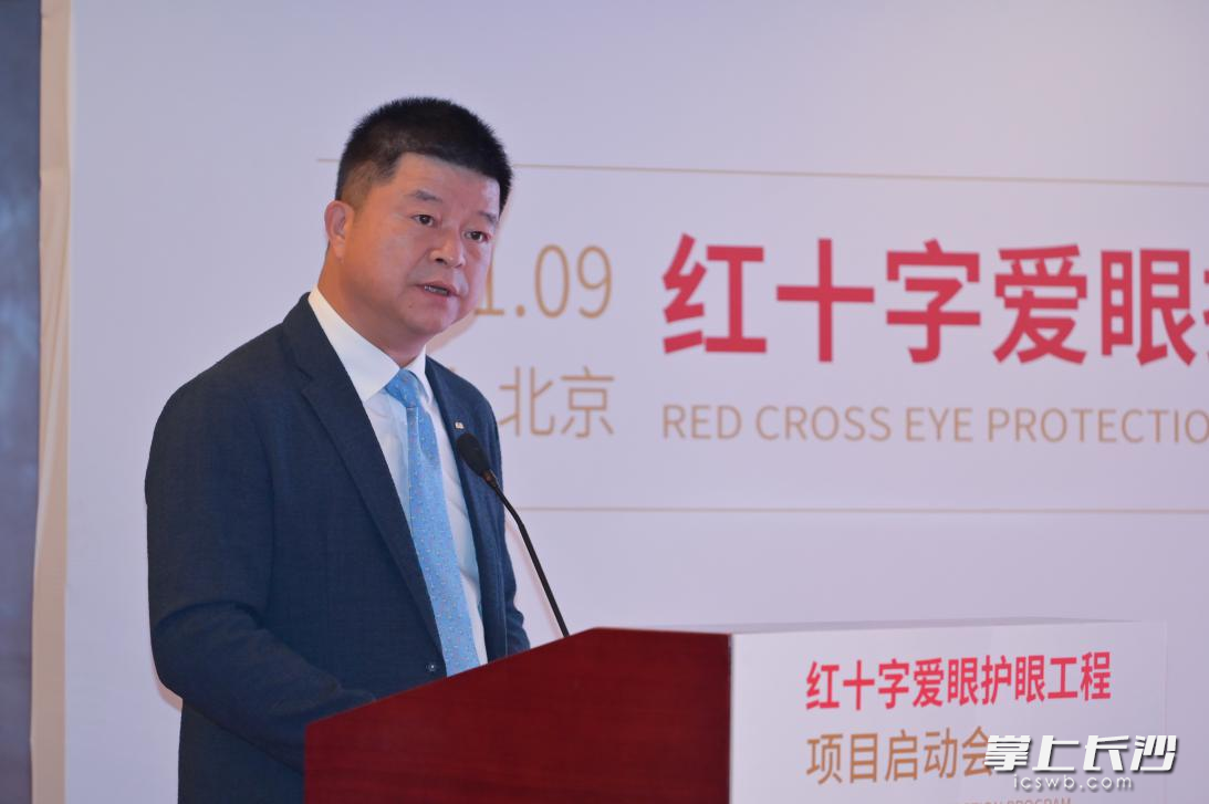 爱尔眼科医院集团总裁李力介绍公司情况。