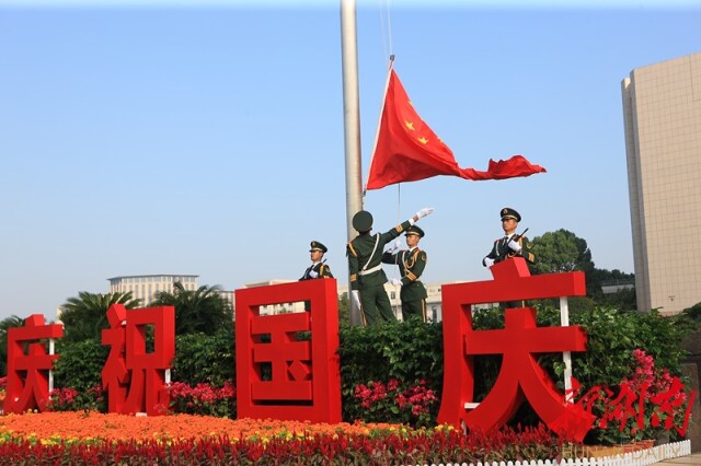 省政府举行升国旗仪式。冯亮 摄
