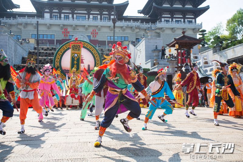 铜官窑古镇以国潮腔调演绎跨界文化盛宴每天上演。