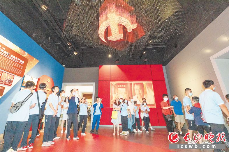 国庆假期，众多学生来到中国共产党长沙历史馆参观学习。长沙晚报全媒体记者 董阳摄