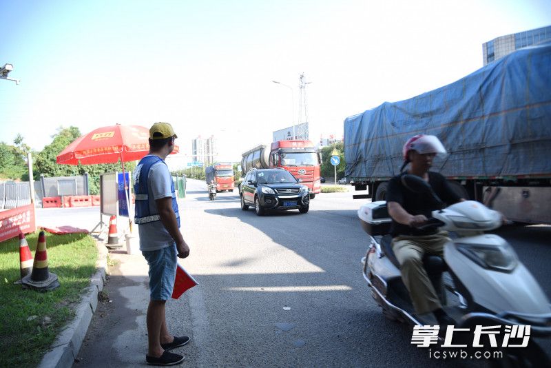 黄桥大道上，张杜注视着来往车辆，一刻也不敢放松。