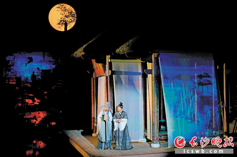 　　书堂山景区推出“花开书堂山·光影诗书画”行浸式夜游项目，呈现如梦如幻的诗词境界。