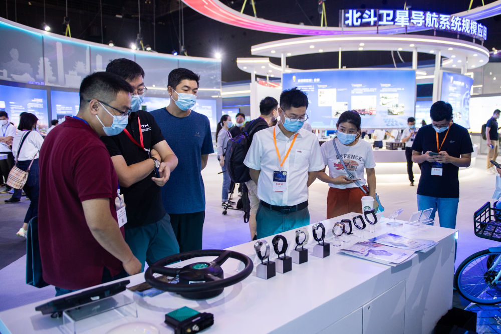 9月16日，在湖南国际会展中心，观众在参观北斗卫星导航系统应用成果展。记者　陈思汗 摄