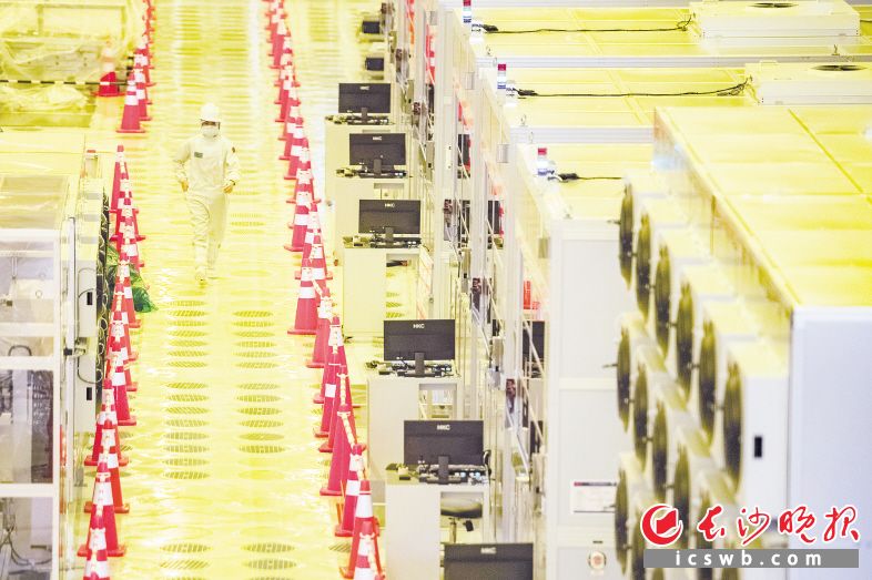 　　长沙惠科第8.6代超高清新型显示器件生产线上，产业工人正在进行生产。长沙晚报全媒体记者 黄启晴 摄