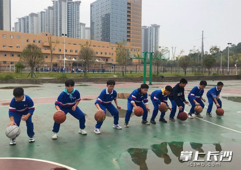 篮球社团的学生练习运球。