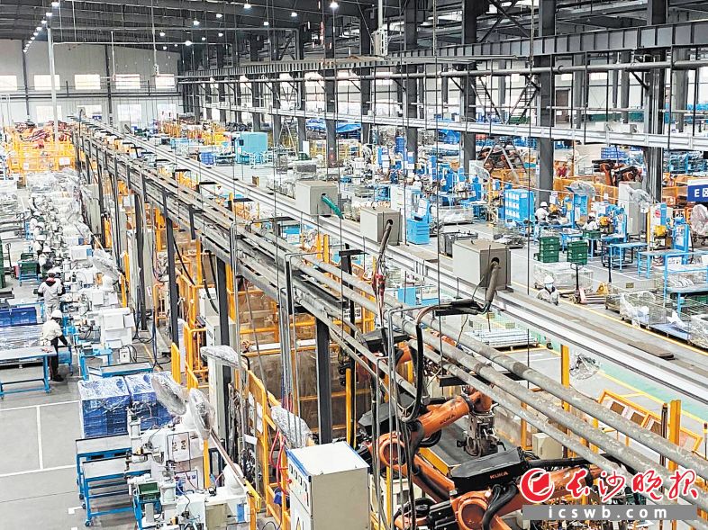 晓光科技是湖南唯一一家能为所有主机厂提供模具、零部件的综合配套企业，车间内的自动化生产线让产能和效率不断提升。