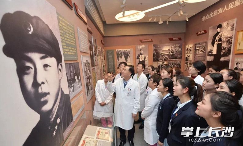 今年新员工入职，刘习明（左二）院长在医院附近的雷锋纪念馆为新入职的年轻员工阐述弘扬雷锋精神的重要性。长沙生殖医学医院供图
