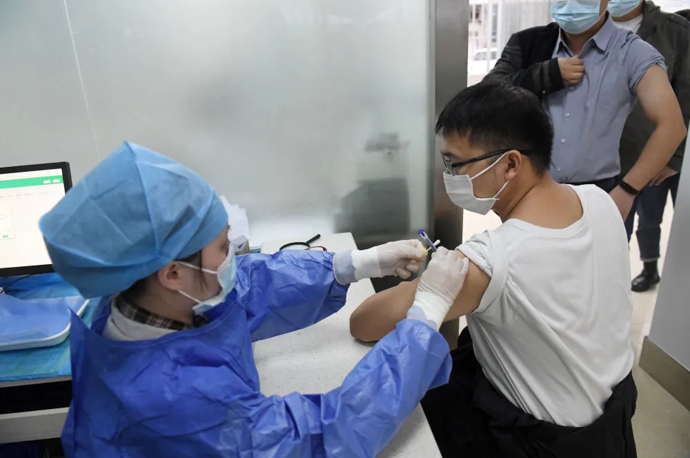 11月2日，在南宁市青秀区方园社区卫生服务中心，医务人员给居民接种新冠疫苗加强针。新华社记者 陆波岸 摄