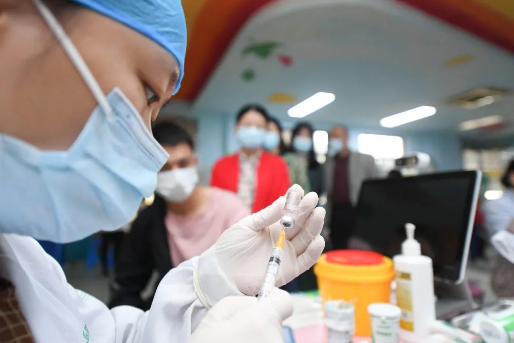 10月27日，在湖州市环渚龙泉街道社区卫生服务中心，医务人员准备为市民接种新冠疫苗加强针。新华社记者翁忻旸摄