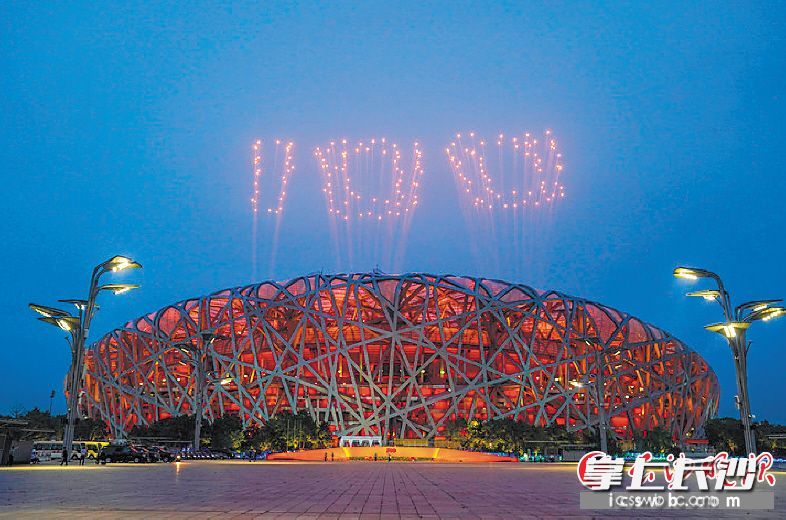 6月28日晚，庆祝中国共产党成立100周年文艺演出《伟大征程》在国家体育场举行。这是浏阳焰火盛放在国家体育场上空。新华社发