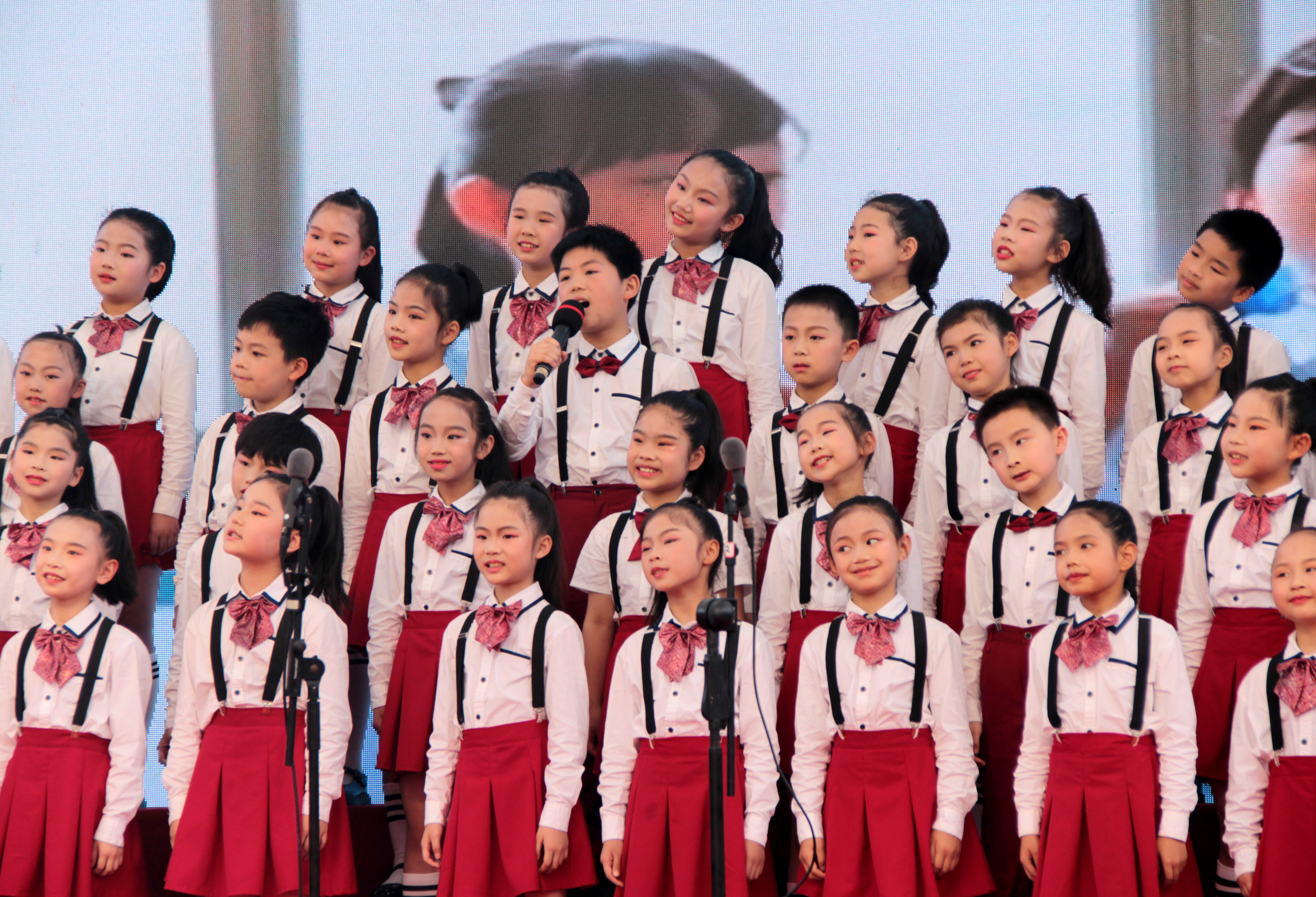 岳麓区湘仪学校合唱社团的“小小百灵鸟”陶醉在美妙的歌声里。学校供图