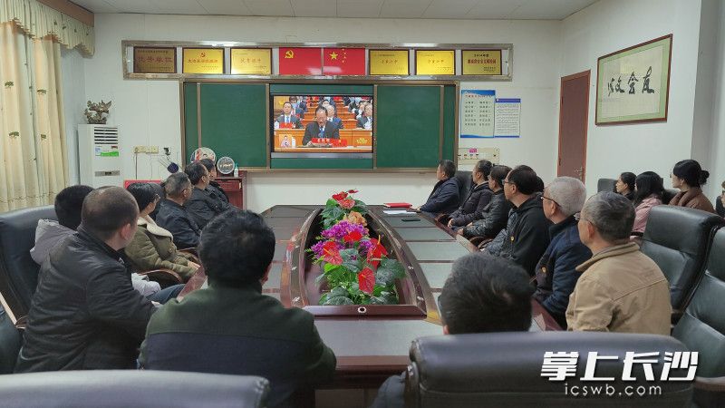 宁乡六中党支部组织全体党员教师观看省党代会开幕大会直播。