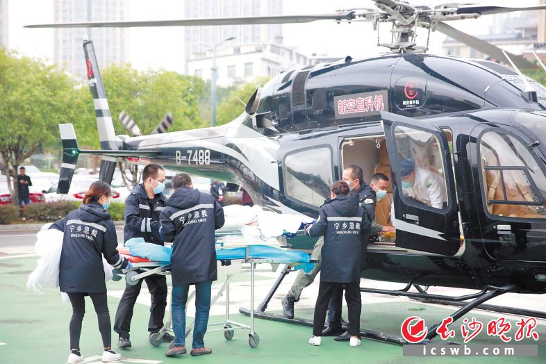 　　长沙逐步建成了“陆空”一体化的急救网络。图为空中120将患者从宁乡市人民医院转运到上级医院救治。