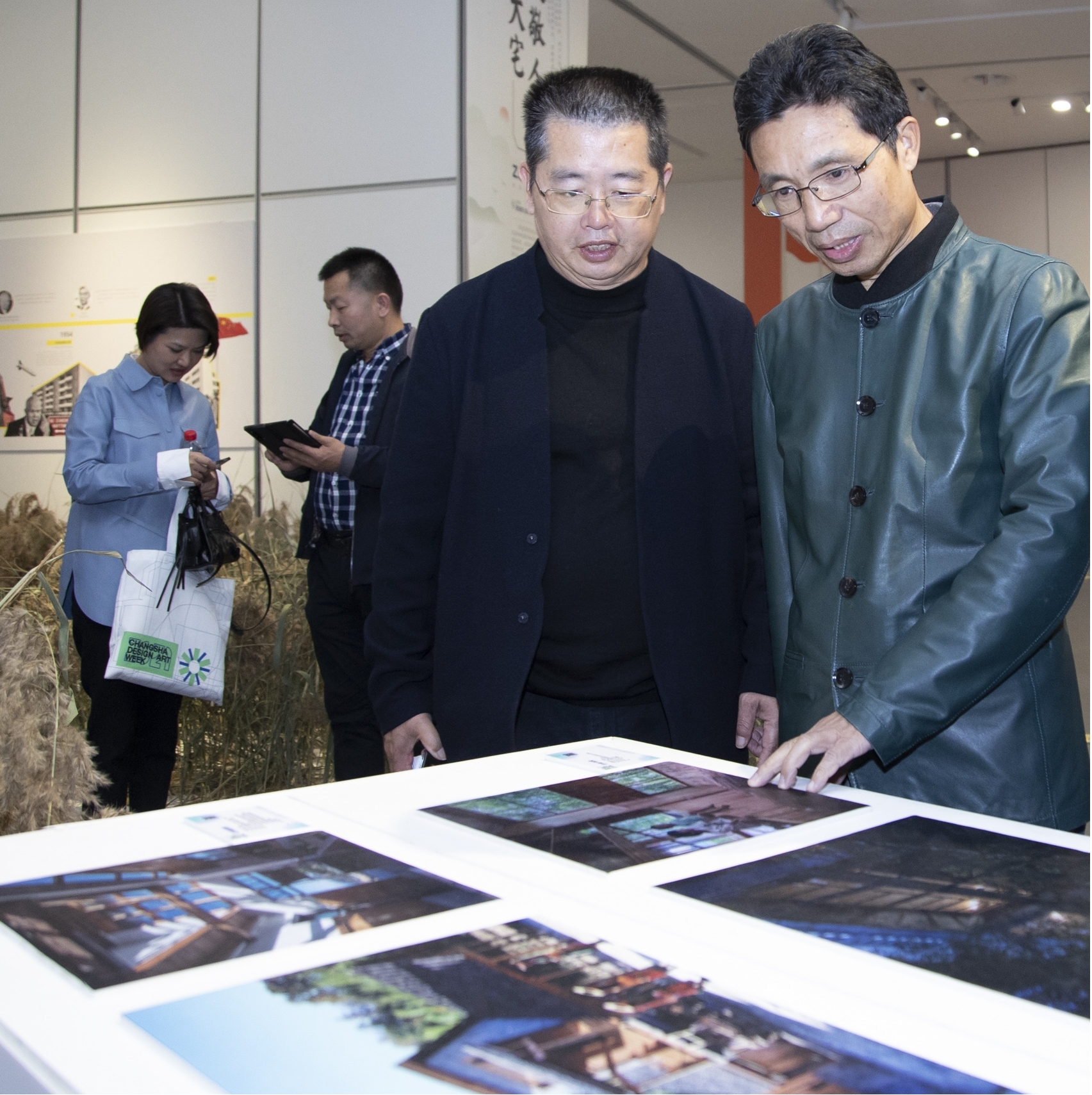 湖南省设计艺术家协会副主席马建成（左一）与鸿扬集团董事长陈忠平（左二）现场观展