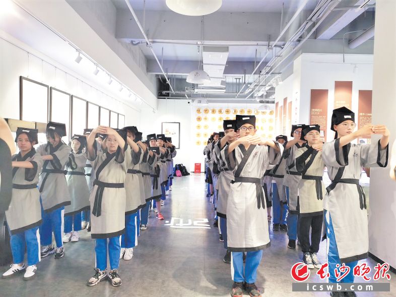 　　长沙社科普及基地湖南省宋旦汉字艺术博物馆为来自400所学校的学生开展汉字艺术与实践相结合的科普活动，科普环境保护、传统文化等。